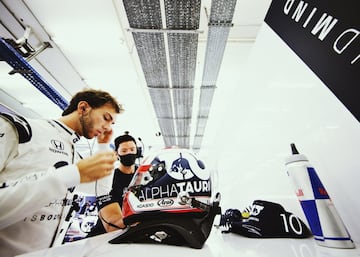 Pierre Gasly preparándose para la clasificación del Gran Premio de Bahréin. 