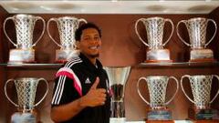 Trey Thompkins posa con las nueve Copas de Europa del Real Madrid.