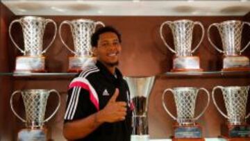 Trey Thompkins posa con las nueve Copas de Europa del Real Madrid.