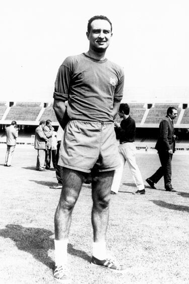 Estuvo cedido tres años en Las Palmas (1961-64) y posteriormente jugó dos temporadas en el Barcelona la 64/65 y  67/68, donde disputó 21 partidos.