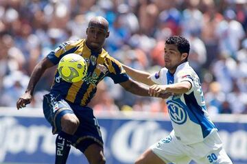 Tressor Moreno disputando el bal&oacute;n en un partido contra el Puebla.
