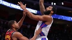 Andre Drummond lanza ante Tristan Thompson.