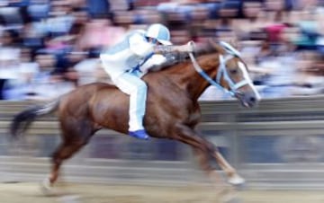 En Siena, desde mediados del siglo XVII, se celebra esta carrera de caballos a pelo con la intención de ganar el Palio, una bandera de seda que representa la Virgen con el Niño.