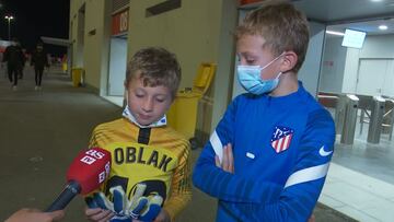 La reacción de este niño al recibir los guantes de Oblak tras el partido en el Metropolitano