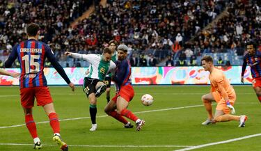 2-2. Ronald Araujo toca levemente el taconazo de Loren Morón para desviar el balón.