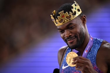 Rai Benjamin, de EE. UU., celebra la medalla de oro en los 400 metros vallas.