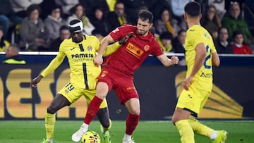 Villarreal's Ivorian forward #19 Nicolas Pepe and Valencia's Argentine midfielder # 02 Guido Rodriguez fight for the ball during the Spanish league football match between Villarreal CF and Valencia CF at La Ceramica Stadium in Vila-real on February 22, 2026. (Photo by JOSE JORDAN / AFP)