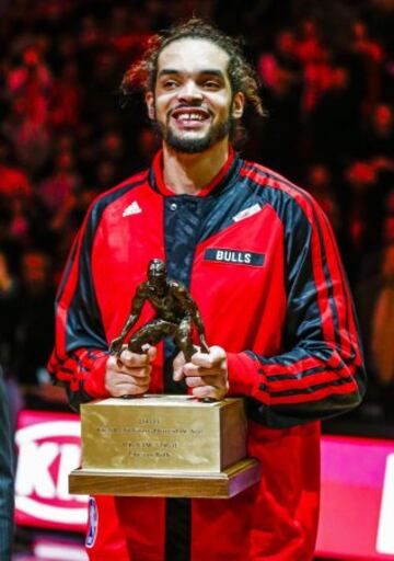 Noah recibió el premio de Defensor del Año de la NBA.