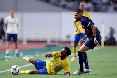 Abdulmajeed Alsulaiheem se duele e el suelo frente a Layvin Kurzawa.