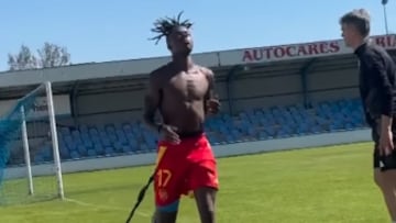 Nico Williams toca balón en Tafalla