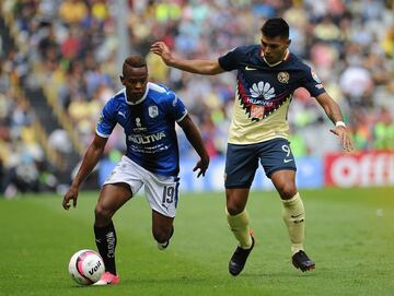 El América volvió a perder con el Querétaro, ahora en la jornada del Apertura 2017. Una semana después de su enfrentamiento en la Supercopa MX, Las Águilas cayeron una vez más ante los Gallos Blancos, quienes sacaron los tres puntos del Estadio Azteca gracias a un penalti convertido por Camilo Sanvezzo. El América de ‘El Piojo’ Herrera aún no arranca y ya perdió sus primeros dos partidos oficiales. Su próxima prueba será en Pachuca la semana entrante. 
