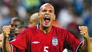 La defensa de Inglaterra cuenta con la ayuda del central Ferdinand.