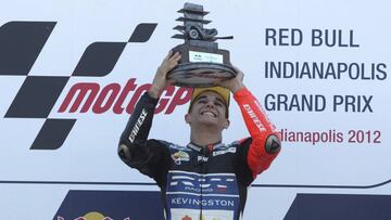 Luis Salom levanta el trofeo de vencedor de Moto3 en Indianápolis.