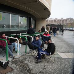 Trasnochar por lo más preciado en Santander: una entrada para Gijón