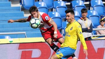 GRAF924. LAS PALMAS DE GRAN CANARIA, 19/05/2018.- El centrocampista del Girona, Cristian Portugués (d), trata de disparar ante el defensa de la Unión Deportiva Las Palmas, Joaquín "Ximo" Navarro, durante el partido que se di