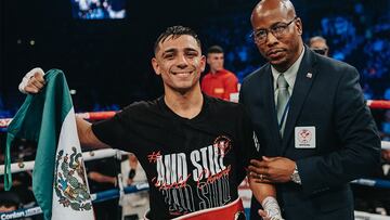 Luis 'Venado' López después de retener el campeonato contra Michael Conlan.