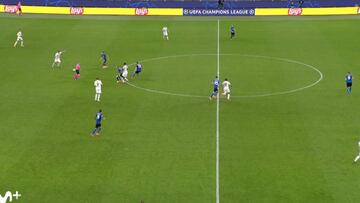 Centrocampistas del mundo, aprecien esto: un pase de los que ya no se ven en el fútbol