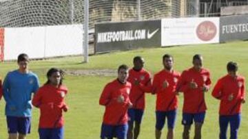<b>PROPÓSITO DE ENMIENDA. </b>Tras concluir la reunión en el vestuario, los titulares en Bilbao trabajaron en el césped durante media hora.
