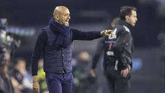 Miguel Cardoso da instrucciones durante el partido ante el Athletic.