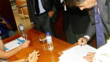 <b>SIN CREDENCIALES. </b>Jesús Gómez y el letrado de Energy, cuando intentaban acceder a la Junta.