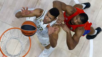 Edy Tavares con Kyle Hines, en la Euroliga.