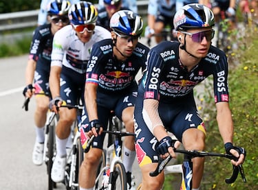 Vlasov acompañando a su líder de equipo, Primoz Roglic, que comenzó la etapa segundo en la general a 1:03 minutos del maillot rojo O'Connor.