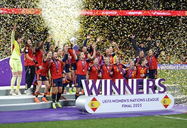 Las jugadoras celebran el título.