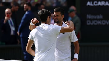 Tennis - Wimbledon - All England Lawn Tennis and Croquet Club, London, Britain - July 14, 2024 Spain's Carlos Alcaraz consoles Serbia's Novak Djokovic after winning the men's singles final REUTERS/Hannah Mckay