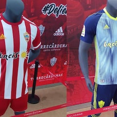 El Almería presenta su equipación en la calle sin avisar