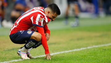 AME4943. GUADALAJARA (MÉXICO), 05/10/2024.- Fernando Beltrán del Guadalajara lamenta la derrota ante Atlas este sábado, durante un partido del torneo apertura 2024 de la liga del fútbol mexicano en el Estadio Akron en la ciudad de Guadalajara, Jalisco (México). EFE/ Francisco Guasco
