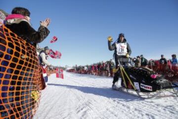 Después del acto ceremonial, ayer comenzó la primera etapa de la carrera de trineos con perros en Willow, Alaska. El viaje será de un total de 1.609 kilómetros.