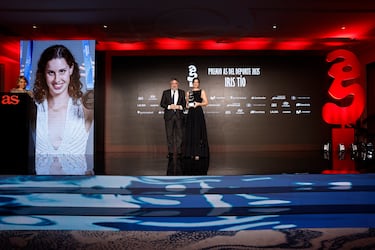 Entrega el premio: José Manuel Rodríguez Uribes, Presidente del CSD. Recoge el premio: Iris Tió.