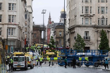 Un veh¨ªculo arremete contra aficionados del conjunto Red en el centro de la ciudad de Liverpool en la celebraci¨®n del t¨ªtulo de liga.
