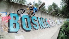 Michal Prokop desciende a toda velocidad con su bici por una pista de bobsleigh abandonada en Sarajevo (Bosnia).