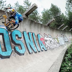 Descenso en Mountain Bike por una pista de bobsleigh