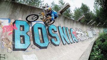 Michal Prokop desciende a toda velocidad con su bici por una pista de bobsleigh abandonada en Sarajevo (Bosnia).