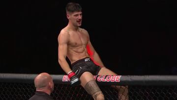 Joel Álvarez celebra su victoria en el UFC Estocolmo.