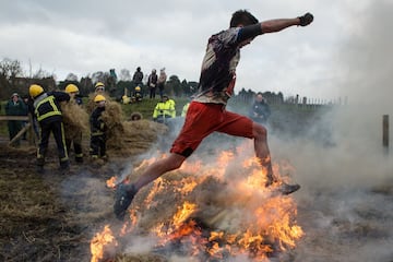 Tough Guy es una prueba extrema en la que los corredores deben superar todo tipo de obstáculos como brasas ardientes, piscinas de lodo, barrizales cubiertos de alambradas, muros y túneles claustrofóbicos.

