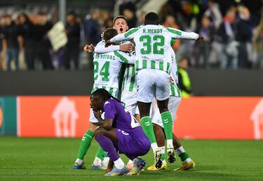 Los jugadores del Betis celebran el pase a su primera final europea tras finalizar el encuentro.