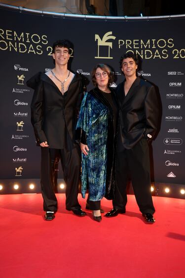 Los Javis posan con la directora de contenidos de la Cadena Ser. 