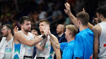 Berlin (Germany), 10/09/2022.- Slovenia'??s Luka Doncic (L) leaves the field during the FIBA EuroBasket 2022 Round of 16 match between Slovenia and Belgium at EuroBasket Arena Berlin, in Berlin, Germany, 10 September 2022. (Baloncesto, B¨¦lgica, Alemania, Eslovenia) EFE/EPA/CLEMENS BILAN