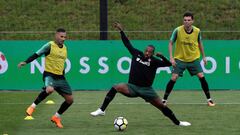 Quaresma toca el bal&oacute;n observado por Pepe durante un entrenamiento de Portugal.
