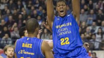 Samuel Tavares, se cuelga del aro.