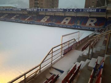 El c&eacute;sped de Ipurua cubierto por la nieve horas antes del Eibar-Villarreal.