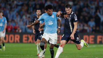 VIGO (PONTEVEDRA), 23/01/2024.- El centrocampista del Celta Jailson Marques (i) pelea un balón con Robin Le Normand, de la Real Sociedad, durante el partido de los cuartos de final de la Copa del Rey que Celta de Vigo y Real Sociedad disputan este martes en el estadio de Balaídos. EFE/Salvador Sas