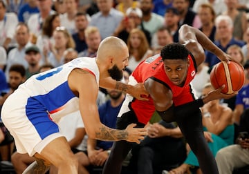 Paris (France), 06/08/2024.- Rj Barrett of Canada (R) in action against Evan Fournier of France (L) during the Men quarterfinal match between France and Canada of the Basketball competitions in the Paris 2024 Olympic Games, at the Bercy Arena in Paris, France, 06 August 2024. (Baloncesto, Francia) EFE/EPA/CAROLINE BREHMAN
