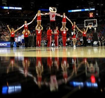 Hasta la mascota de los Wisconsin Badgers se une a la actuación.