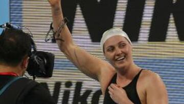 <b>BAÑADA EN ORO. </b>Melanie Costa saluda después de lograr la victoria en los 400 libres de Estambul.