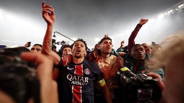 Marquinhos celebra junto a sus compañeros el título liguero del PSG.