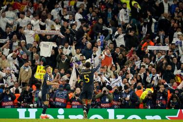 Jude Bellingham, celebra el pase a semifinales con los aficionados del Real Madrid que viajaron al Etihad Stadium.